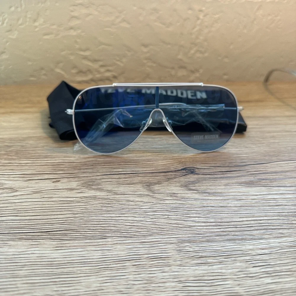 NWT. Steve‎ Madden Maxwell Blue Aviator Sunglasses